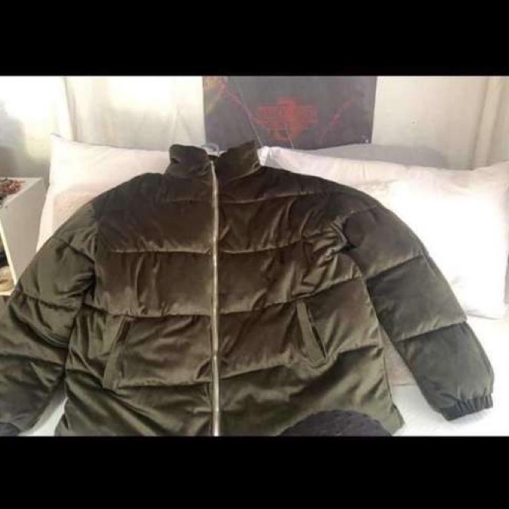 i’m selling jackets that i only wore at the most 2 times. excellent condition!!!